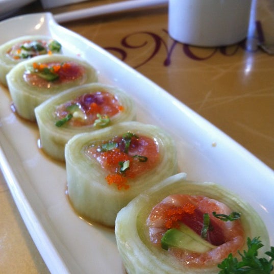 Снимок сделан в Midori Sushi пользователем Jenny B. 4/9/2012
