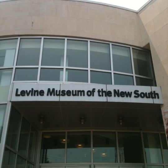 รูปภาพถ่ายที่ Levine Museum of the New South โดย Casey E. เมื่อ 7/1/2012