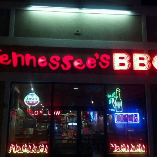 Photo taken at Tennessee&#39;s Real BBQ Real Fast by Wilmar S. on 4/28/2012