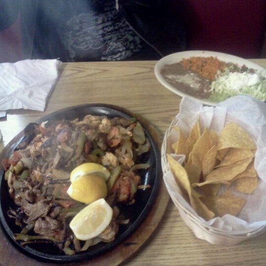 4/21/2012 tarihinde Shari C.ziyaretçi tarafından Old West Mexican Restaurant'de çekilen fotoğraf