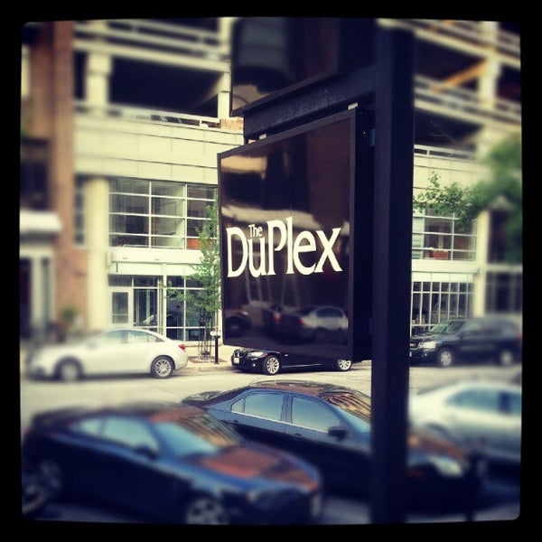 Foto tomada en The Duplex Lounge &amp; Bar- MILWAUKEE  por Shannan L. el 8/24/2012