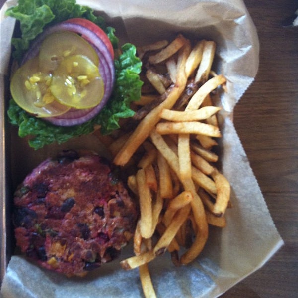 5/22/2012にRaul C.がThe Burger Guruで撮った写真