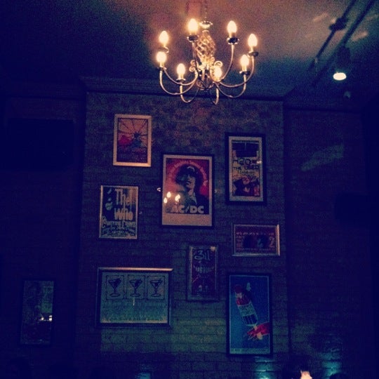6/13/2012 tarihinde Adeline T.ziyaretçi tarafından Fifty Five Bar'de çekilen fotoğraf