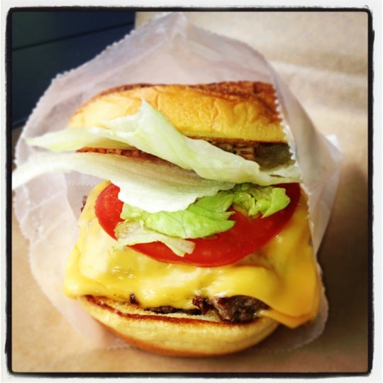 รูปภาพถ่ายที่ BurgerFi โดย Tim I. เมื่อ 5/13/2012
