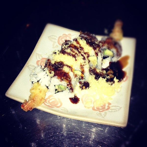 Foto tirada no(a) Buddha&#39;s Favorite Sushi por Jeffrey A. em 4/29/2012