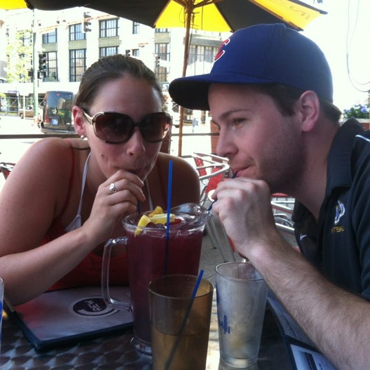 5/27/2012 tarihinde Cristin C.ziyaretçi tarafından Crew Bar and Grill'de çekilen fotoğraf