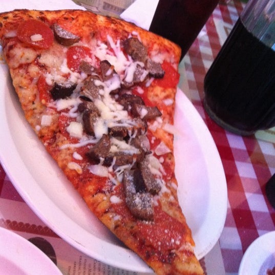 Foto diambil di Pizza D&#39;Oro oleh Raul P. pada 2/1/2011