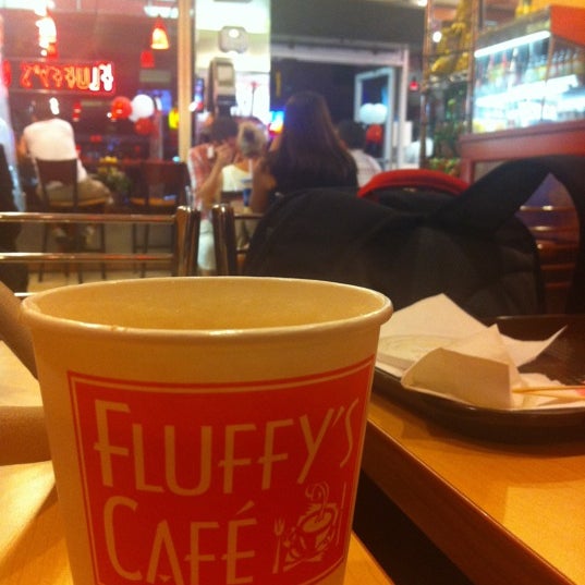Foto scattata a Fluffy&#39;s Cafe &amp; Pizzeria da Lia G. il 8/13/2011