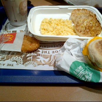 Foto tirada no(a) McDonald&#39;s por Zeiinaa A. em 2/27/2012