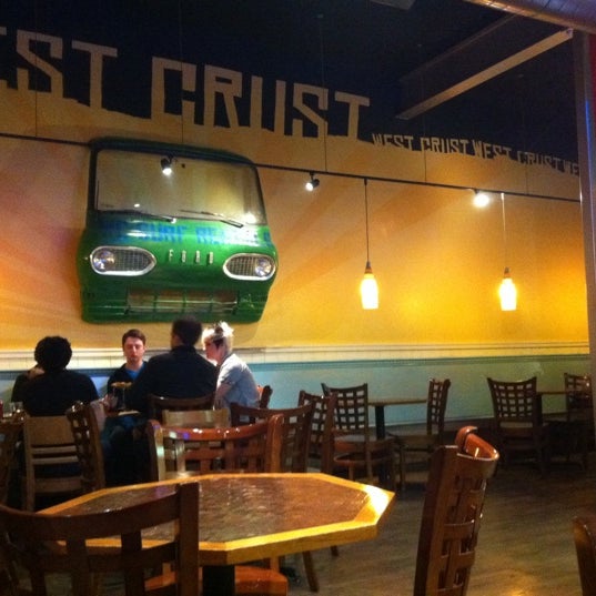 รูปภาพถ่ายที่ West Crust Artisan Pizza โดย Jediah C. เมื่อ 1/29/2011