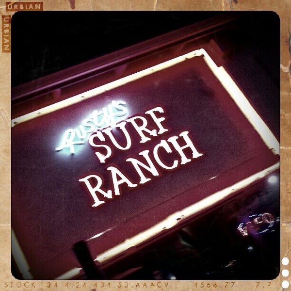 Foto tirada no(a) Rusty&#39;s Surf Ranch por Rick V. em 11/4/2011