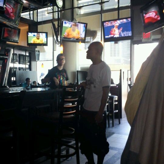 Foto diambil di Hoops Sports Bar &amp; Grill- Bremner oleh Matt S. pada 8/27/2011