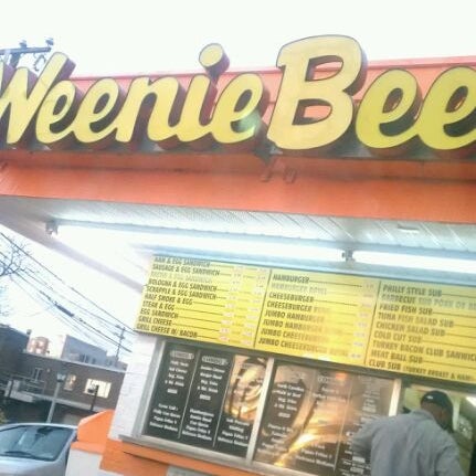 Foto tirada no(a) Weenie Beenie por Jay M. em 12/20/2011