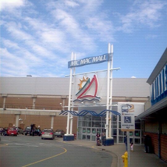รูปภาพถ่ายที่ Mic Mac Mall โดย Bla1ze เมื่อ 4/30/2011