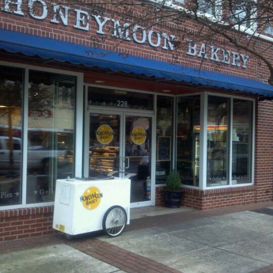Das Foto wurde bei Honeymoon Bakery von Holise C. am 1/7/2012 aufgenommen