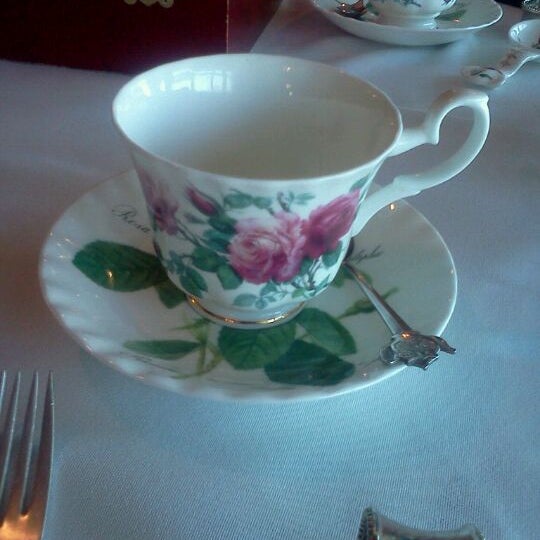รูปภาพถ่ายที่ White Linen Tea House And Gifts โดย Ann Marie เมื่อ 11/12/2011