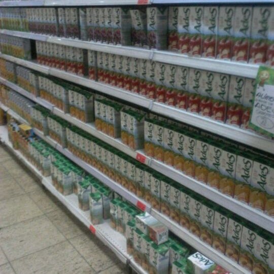 Foto diambil di Sonda Supermercados oleh FABIO B. pada 1/29/2012