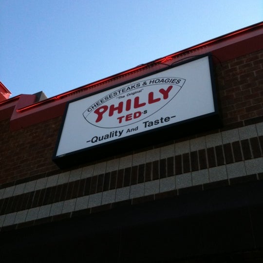 Снимок сделан в Philly Ted&#39;s Cheesesteaks &amp; Subs пользователем Mallorie B. 7/3/2011