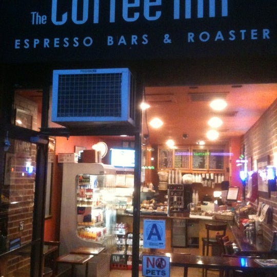 รูปภาพถ่ายที่ The Coffee Inn โดย Dara S. เมื่อ 5/21/2011