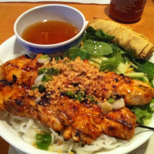 Das Foto wurde bei Saigon Bay Vietnamese Restaurant von Tim P. am 4/17/2012 aufgenommen