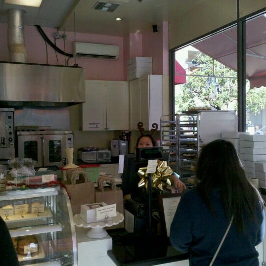 รูปภาพถ่ายที่ Teacake Bake Shop โดย Andy F. เมื่อ 12/24/2011