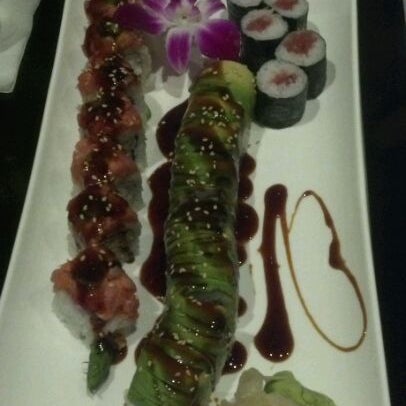 Foto scattata a Midori Sushi and Martini Lounge da Joe A. il 2/14/2012