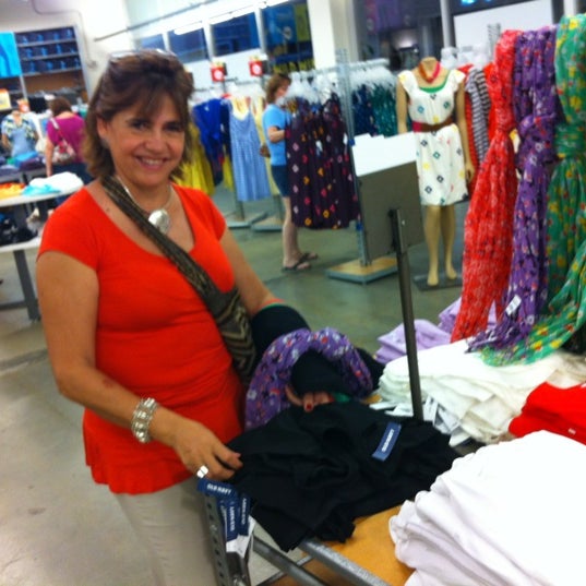 Das Foto wurde bei Valley View Mall von Juanita P. am 7/18/2012 aufgenommen