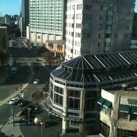 รูปภาพถ่ายที่ Colonnade Boston Hotel โดย Sebastian H. เมื่อ 12/21/2011