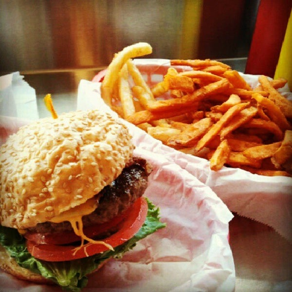 Photo taken at Pearl&#39;s Deluxe Burgers by hanslcali on 8/30/2012