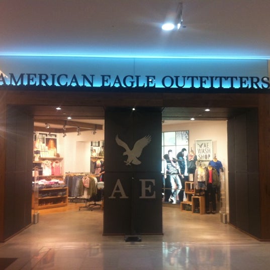 Photo taken at American Eagle Outfitters by Marvin S. on 2/7/2011