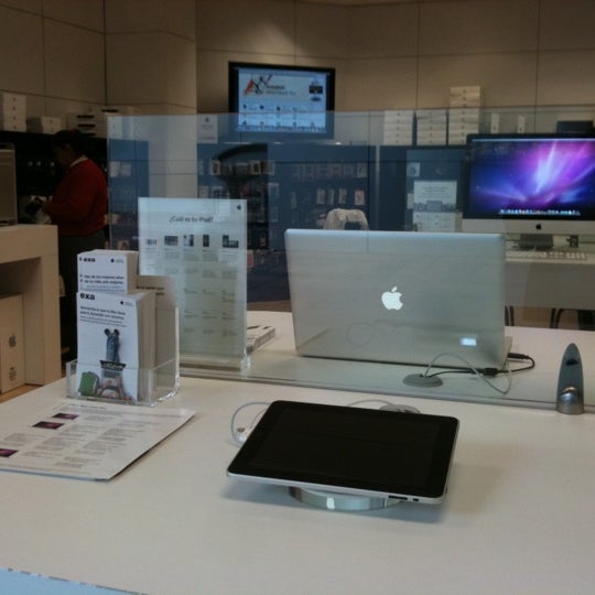 Снимок сделан в ITESM Apple Authorized Campus Store пользователем Guillermo S. 1/12/2011