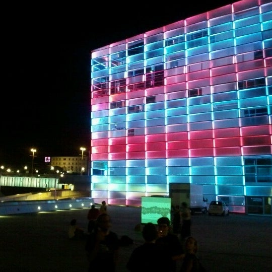Foto diambil di Ars Electronica Center oleh Arjen D. pada 8/2/2012