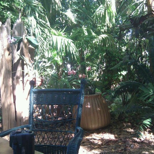 รูปภาพถ่ายที่ Nancy Foresters Secret Garden โดย John เมื่อ 12/7/2011