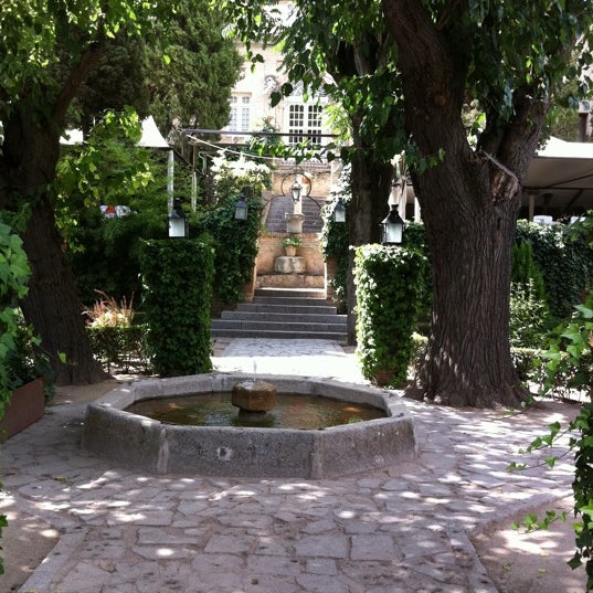 รูปภาพถ่ายที่ Hacienda del Cardenal โดย Jon B. เมื่อ 8/14/2011