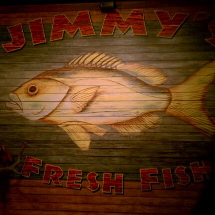 Foto tomada en Jimmy&#39;s Island Grill &amp; Iguana Bar  por Rainie P. el 1/15/2012