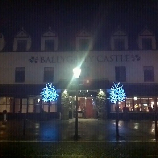 รูปภาพถ่ายที่ Ballygally Castle Hotel โดย Colin H. เมื่อ 11/18/2011