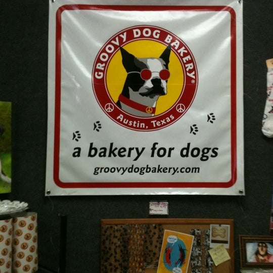 Das Foto wurde bei Groovy Dog Bakery von B. Taylor A. am 1/4/2012 aufgenommen