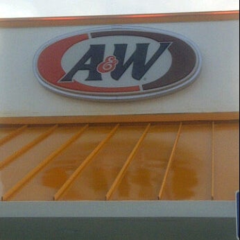 รูปภาพถ่ายที่ A&amp;W Restaurant โดย Larry W. เมื่อ 12/15/2011