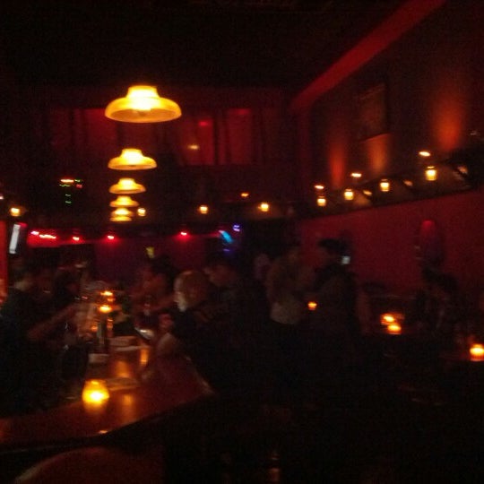 Foto tomada en Skylark Bar  por Jennifer K. el 7/22/2012