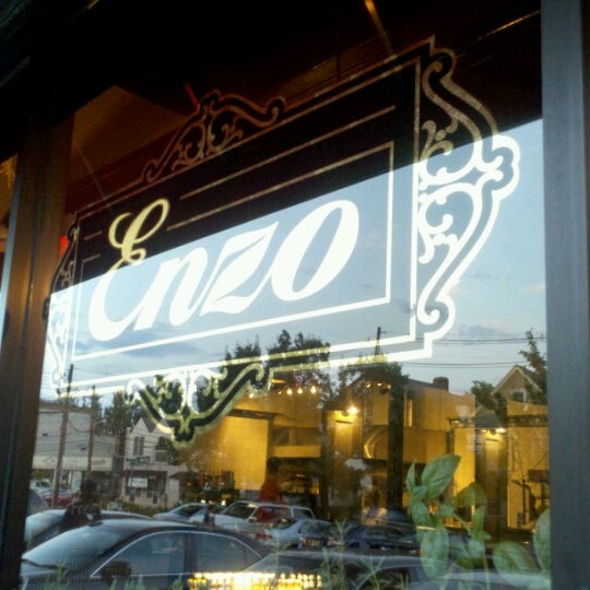 Foto tomada en Enzo Pizzeria &amp; Restaurant  por Blossom V. el 7/6/2012