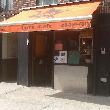 Foto tirada no(a) The Love Cafe por Lisa B. em 3/30/2011