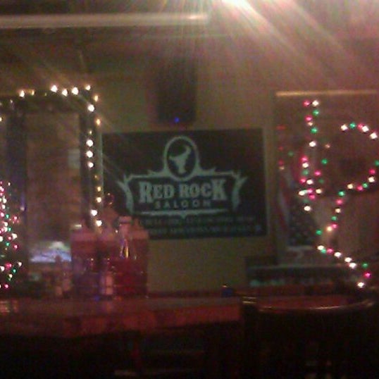 รูปภาพถ่ายที่ Red Rock Saloon โดย Kay D. เมื่อ 12/13/2011