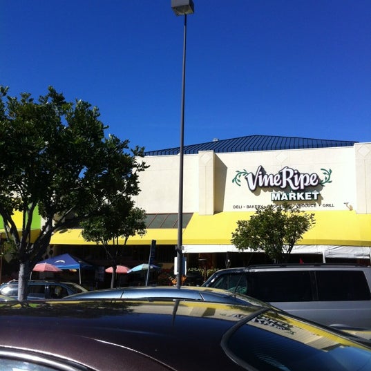 รูปภาพถ่ายที่ Vine Ripe Market โดย Cindy B. เมื่อ 4/18/2012