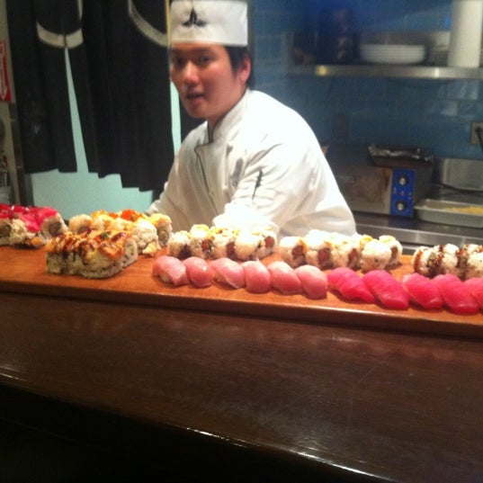 Foto tomada en Okura Robata Sushi Bar and Grill  por Ken J. el 11/5/2011