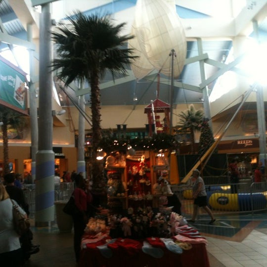 Foto scattata a Coastal Grand Mall da Antonel N. il 12/23/2011