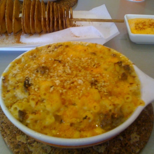 Photo taken at Elbows Mac N Cheese by G .. on 8/5/2011