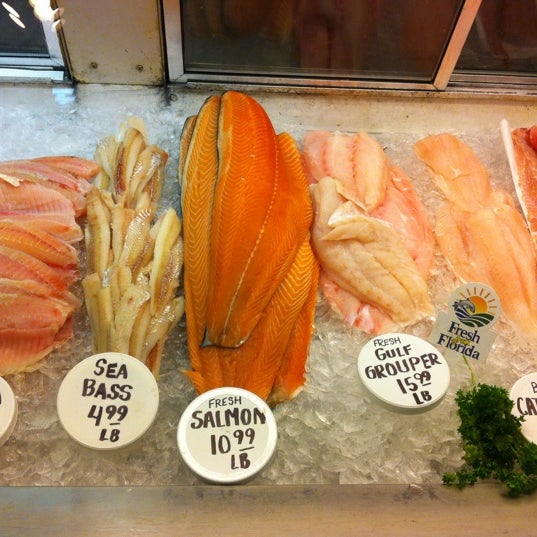 รูปภาพถ่ายที่ Mid-Peninsula Seafood Market &amp; Restaurant โดย Erin P. เมื่อ 1/26/2012