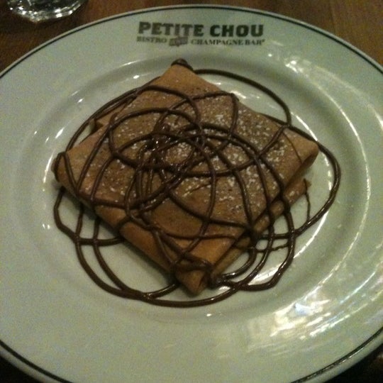 Photo prise au Petite Chou Bistro and Champagne Bar par Holly W. le3/15/2012