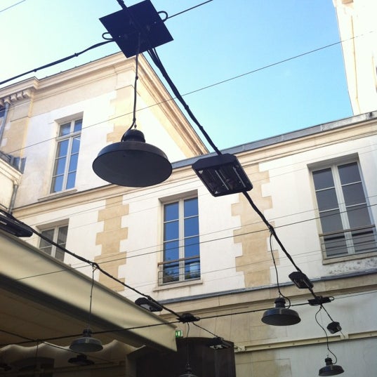 5/12/2012 tarihinde Grébert C.ziyaretçi tarafından Café Caché'de çekilen fotoğraf