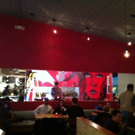 11/5/2011にBegrudgingly S.がPitfire Pizzaで撮った写真